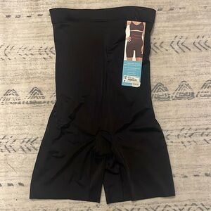 Shaping High-waist, Mid-thigh Short